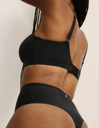 Gin has 38” hips, and wearing KNIX S | Black