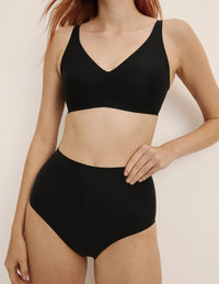 Molly has 35.5” hips, and wearing KNIX S | Black