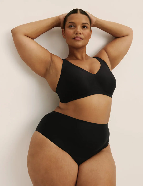 Leslie has 49” hips, wearing KNIX XXL  | Black