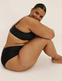 Leslie has 49” hips, wearing KNIX XXL  | Black