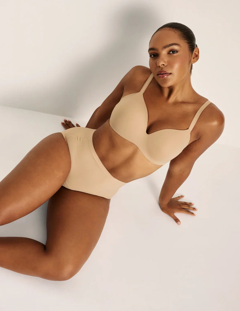 Amber has 46” hips, and wearing KNIX L | Warm Sand