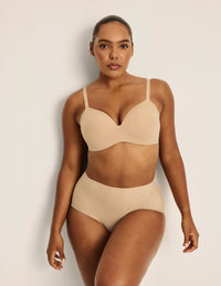 Amber has 46” hips, and wearing KNIX L | Warm Sand