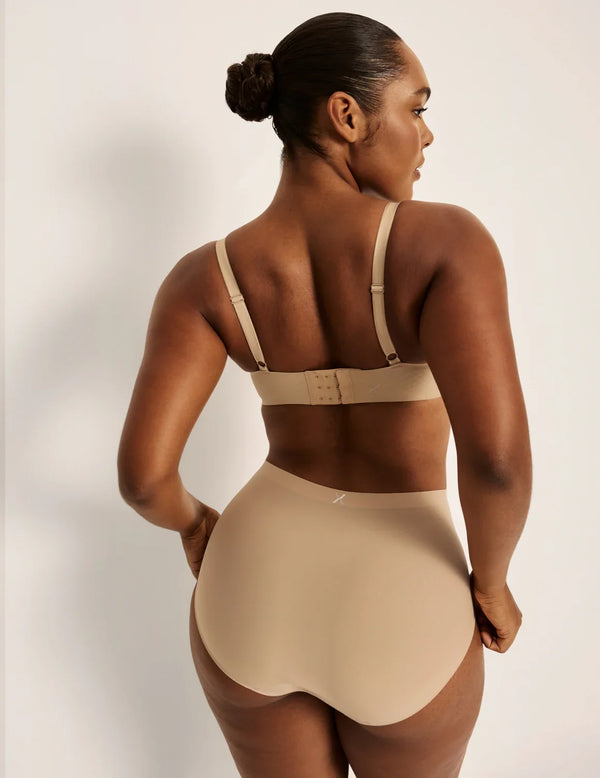 Amber has 46” hips, and wearing KNIX L | Warm Sand