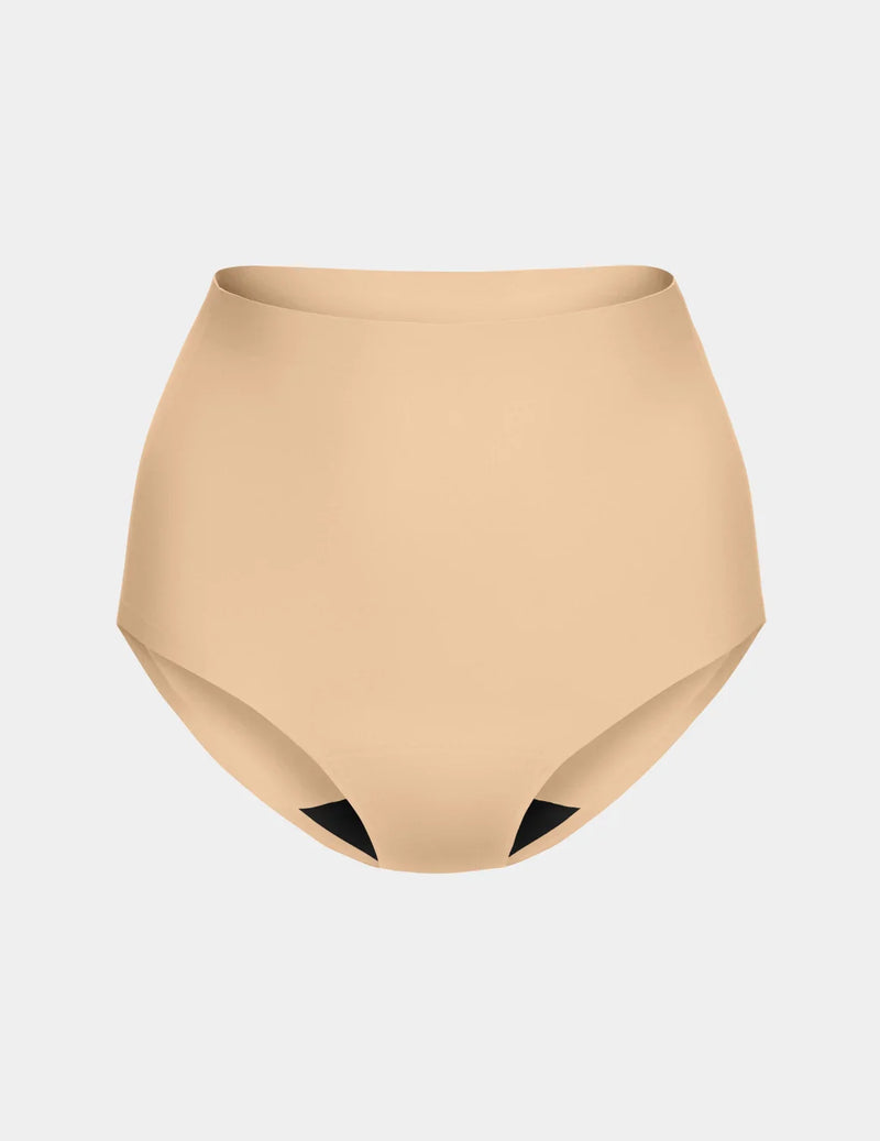 Amber has 46” hips, and wearing KNIX L | Warm Sand