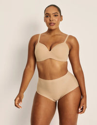 Amber has 46” hips, and wearing KNIX L | Warm Sand