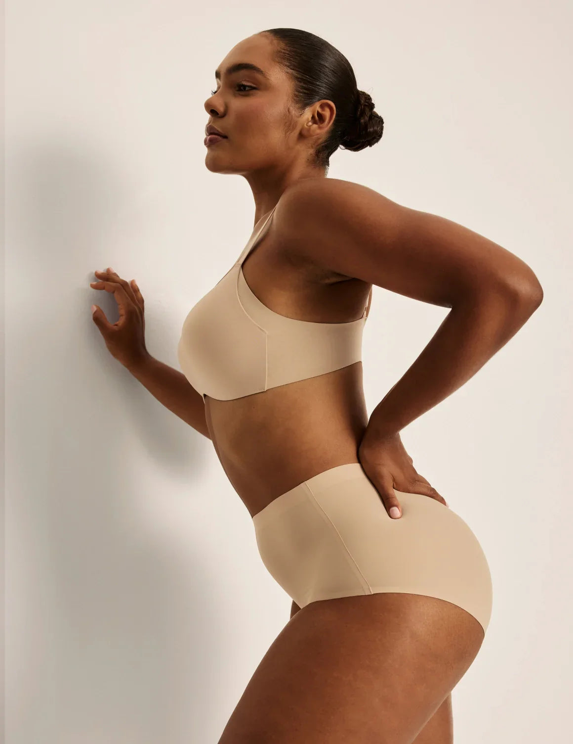 Amber has 46” hips, and wearing KNIX L | Warm Sand