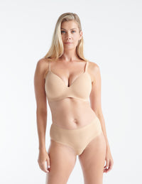 Amber is a 34DD and wears a Knix size 6 | Warm Sand