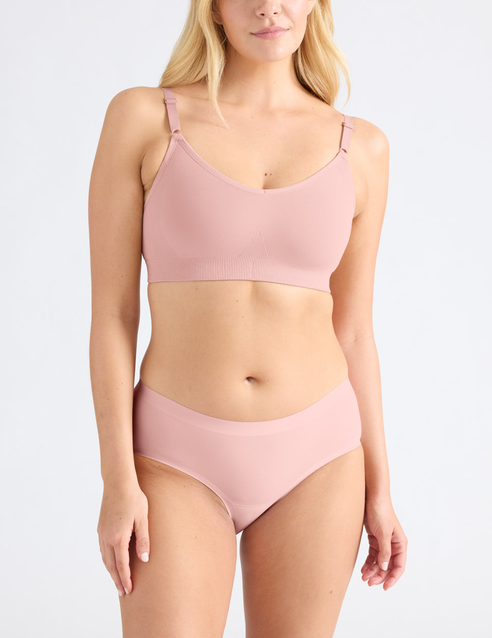 Isabelle is a 34DD and wears a Knix size M+ | Rose Water