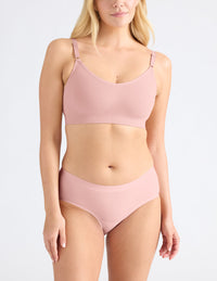 Isabelle is a 34DD and wears a Knix size M+ | Rose Water