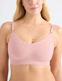 Isabelle is a 34DD and wears a Knix size M+ | Rose Water