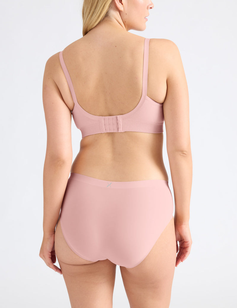 Isabelle is a 34DD and wears a Knix size M+ | Rose Water