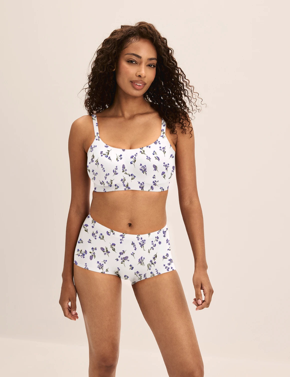 Ashley has 37.5“ hips and wears KNIX M | Meadows
