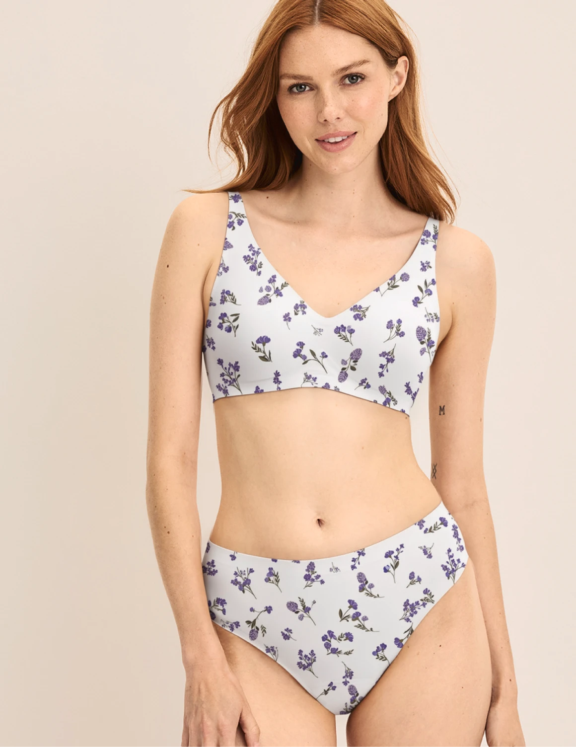 Molly has 36“ hips wearing KNIX S | Meadows