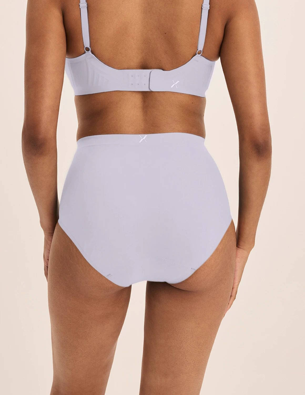 Ashley has 39“ hips wearing KNIX S | Lavender