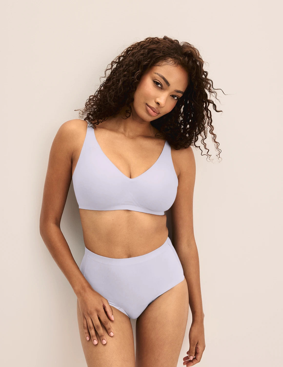 Ashley has 39“ hips wearing KNIX S | Lavender