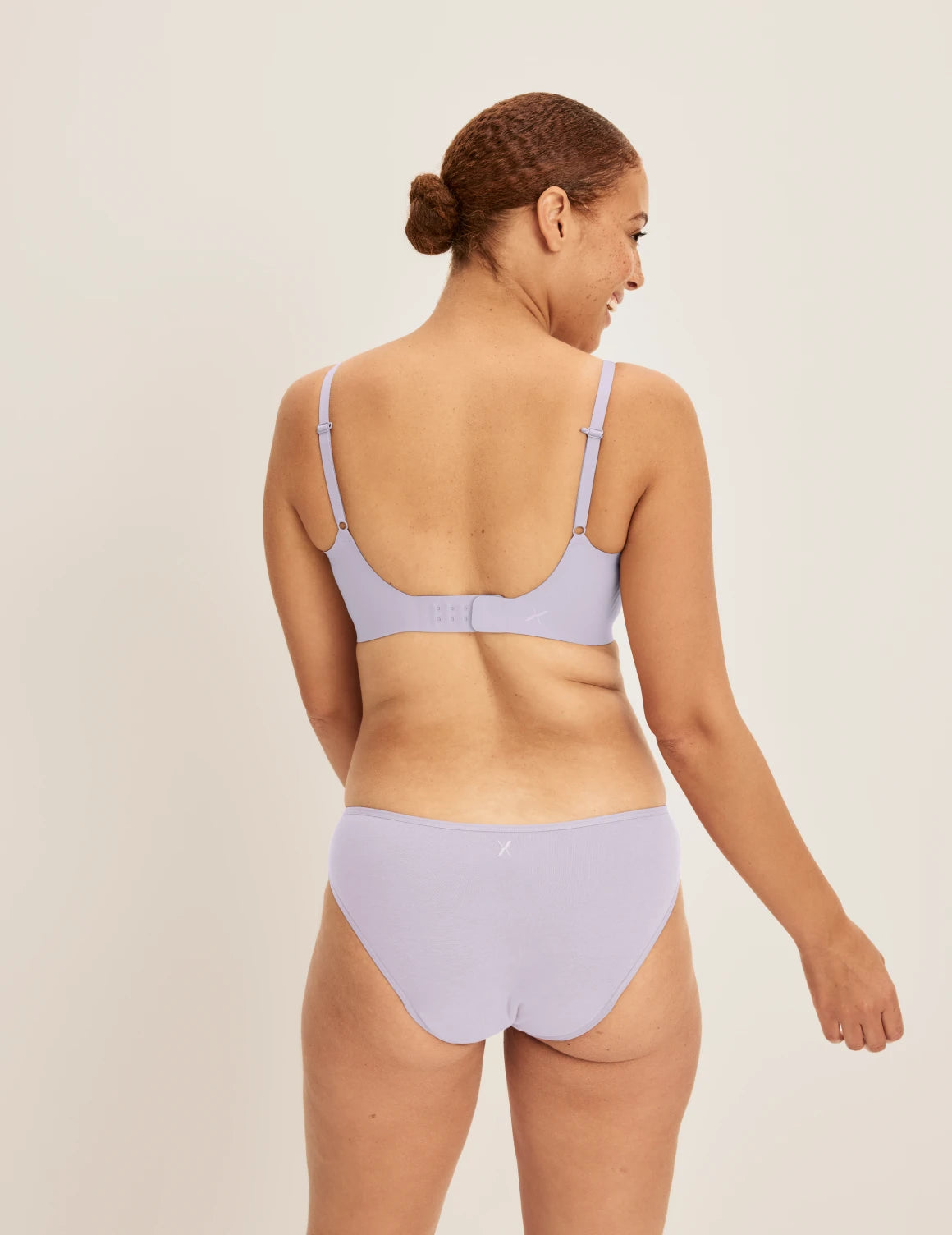 Adecia has 40.5“ hips and wears KNIX M | Lavender