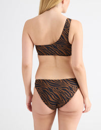 Isabelle is a 34DD and wears a Knix size M  | Feline