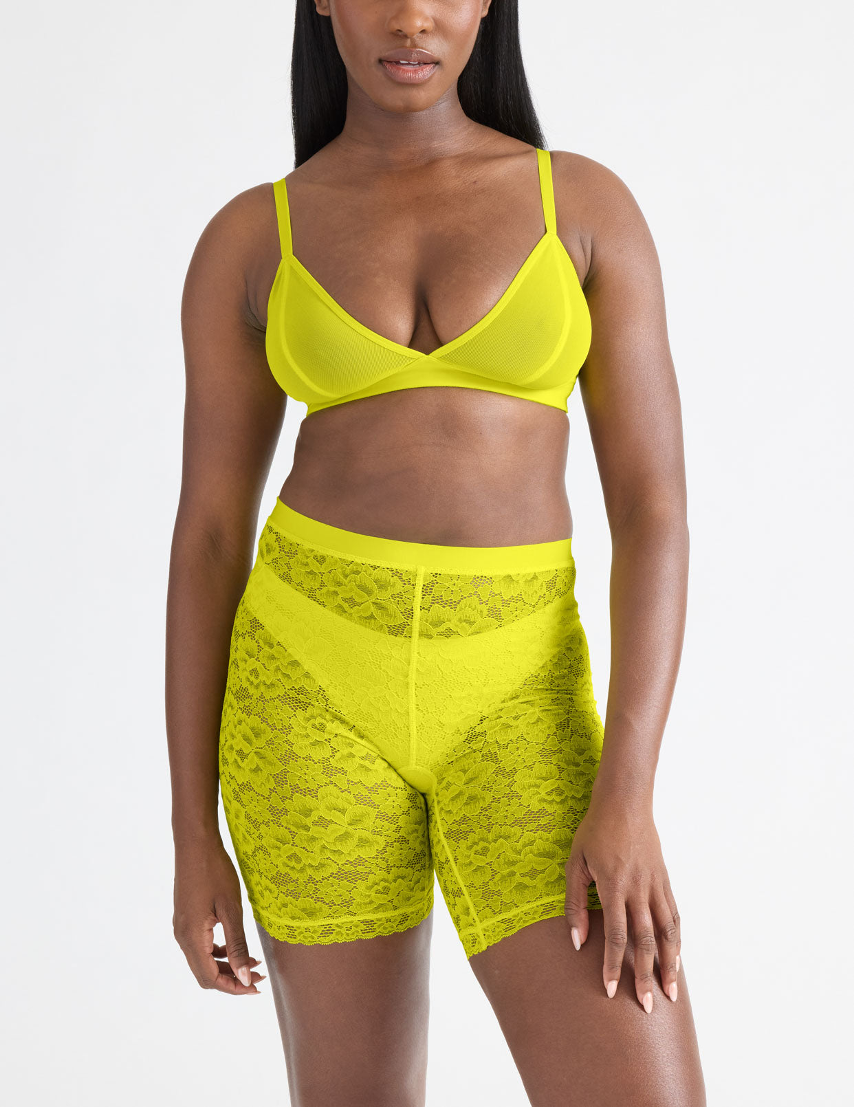 Tamiah has 38.5” hips and wears a Knix size M | Citron