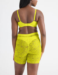 Tamiah has 38.5” hips and wears a Knix size M | Citron