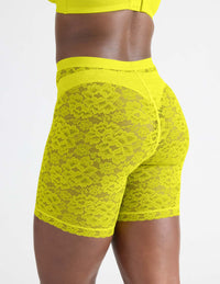 Tamiah has 38.5” hips and wears a Knix size M | Citron