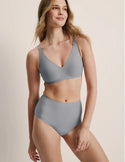 Esther has 38” hips and is wearing a Knix size M  | Glacier