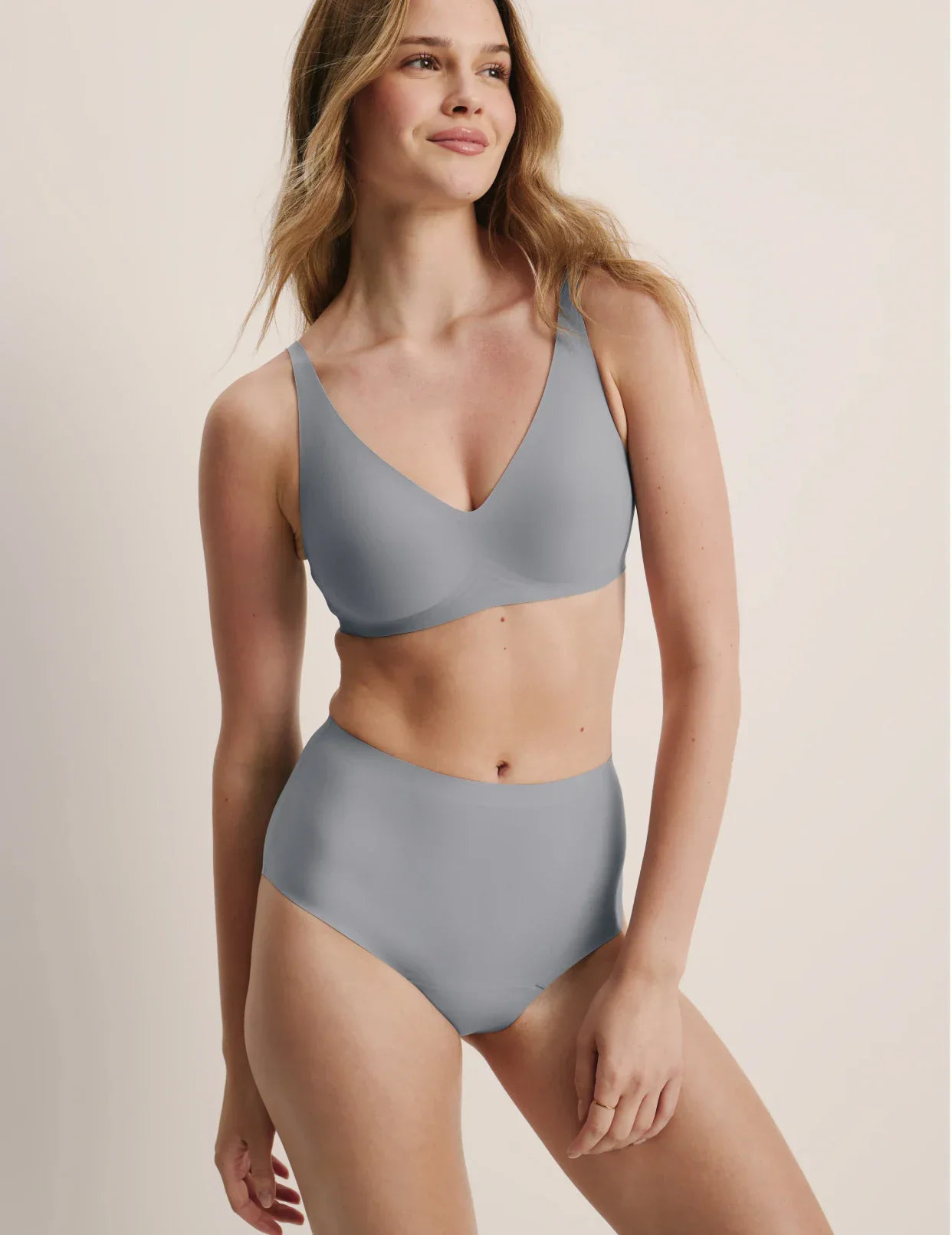 Esther has 38” hips and is wearing a Knix size M  | Glacier