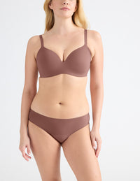 Isabelle has 40” hips and wears a Knix size M | Sola
