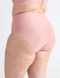 Gabrielle has 48” hips and wears a Knix size XXL  | Rose Water