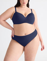 Gabrielle is wearing a 38E/DDD | Midnight