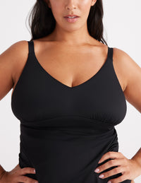 Jessie is a 38G and is wearing a Knix size XL | Black