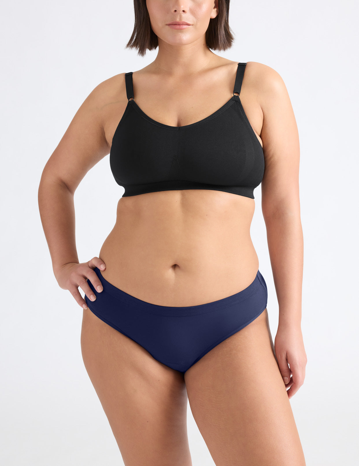 Maya has 42” hips and wears a Knix size L | Midnight