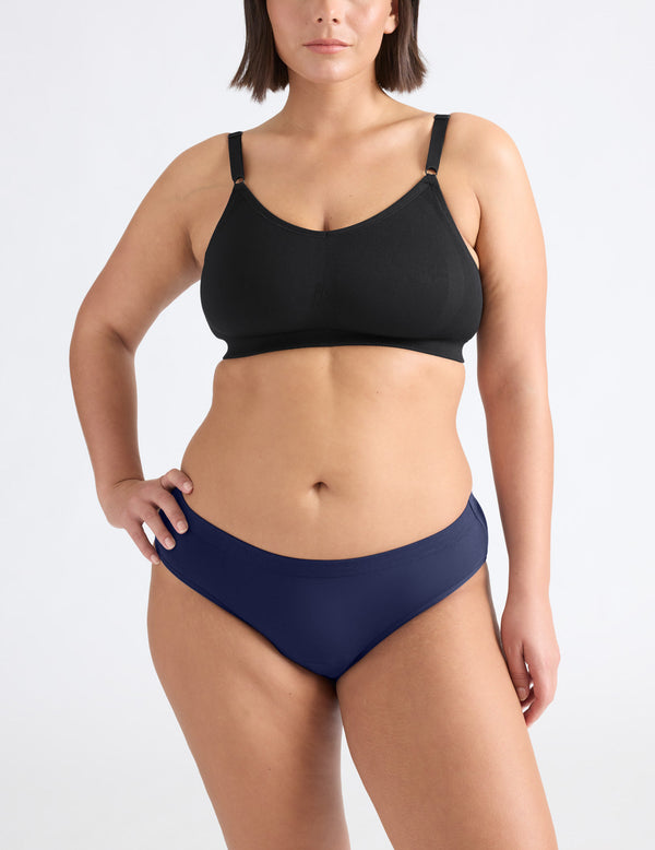 Maya has 42” hips and wears a Knix size L | Midnight