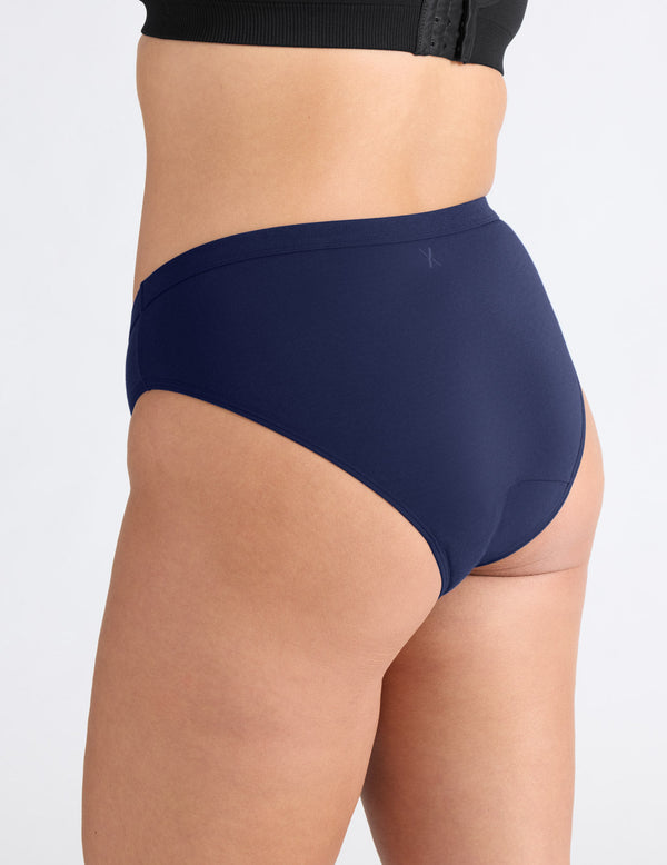 Maya has 42” hips and wears a Knix size L | Midnight