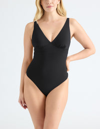 Isabelle is a 34DD, has 40