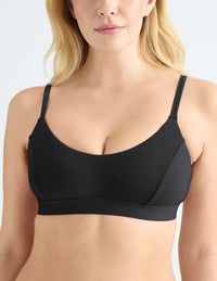 Isabelle is a 34DD and wears a Knix size M | Black