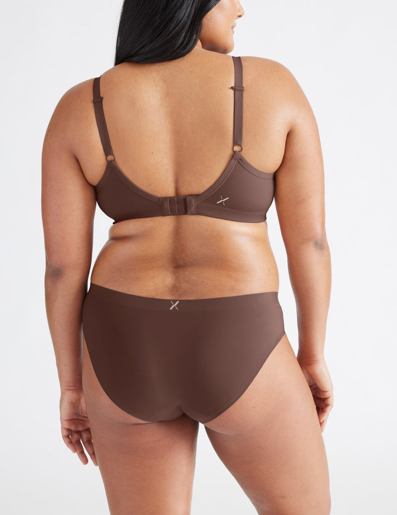 Adiya is a 36C and wears a Knix size L  | Sable