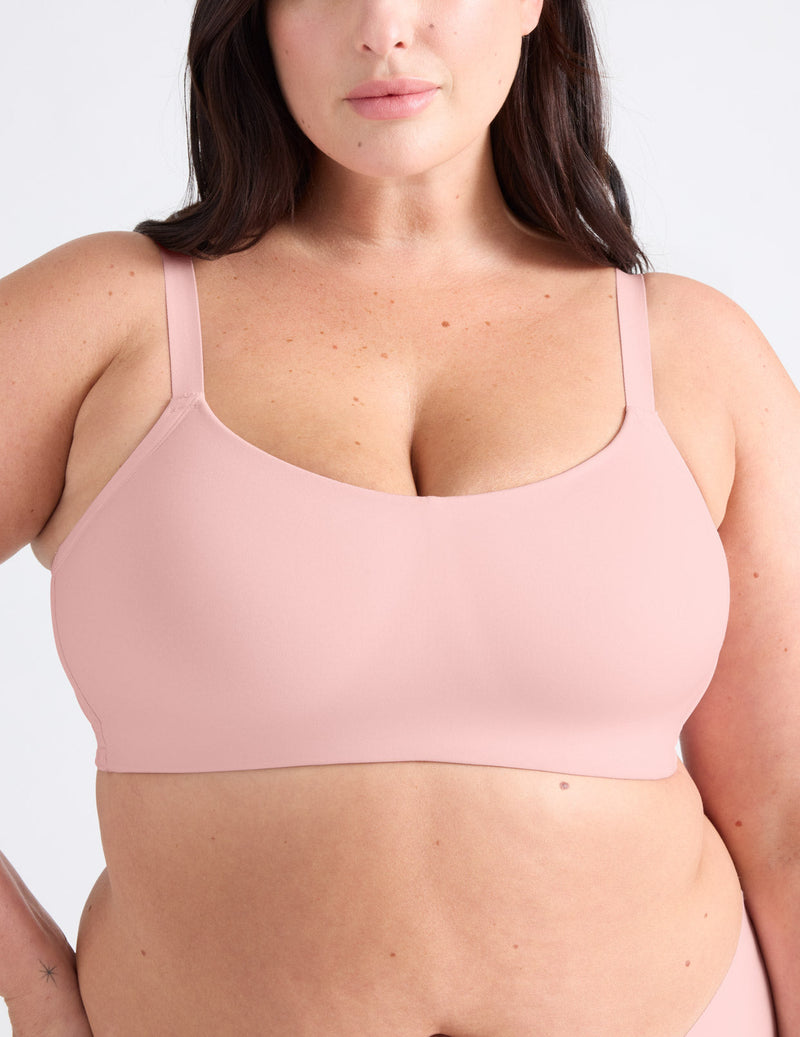 Gabrielle is a 38E and wears a Knix size XL+  | Rose Water