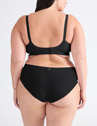 Gabrielle is a 38E and wears a Knix size XL+ | Black