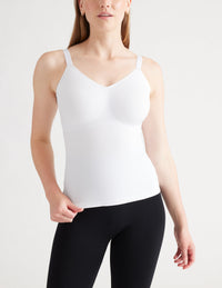 Siobhan is a 34C/D and wears a Knix size S+   | White
