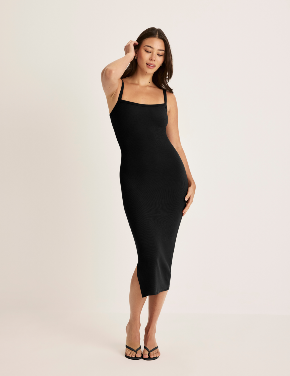Alexandra is 5’8.5” tall and wearing KNIX S | Black