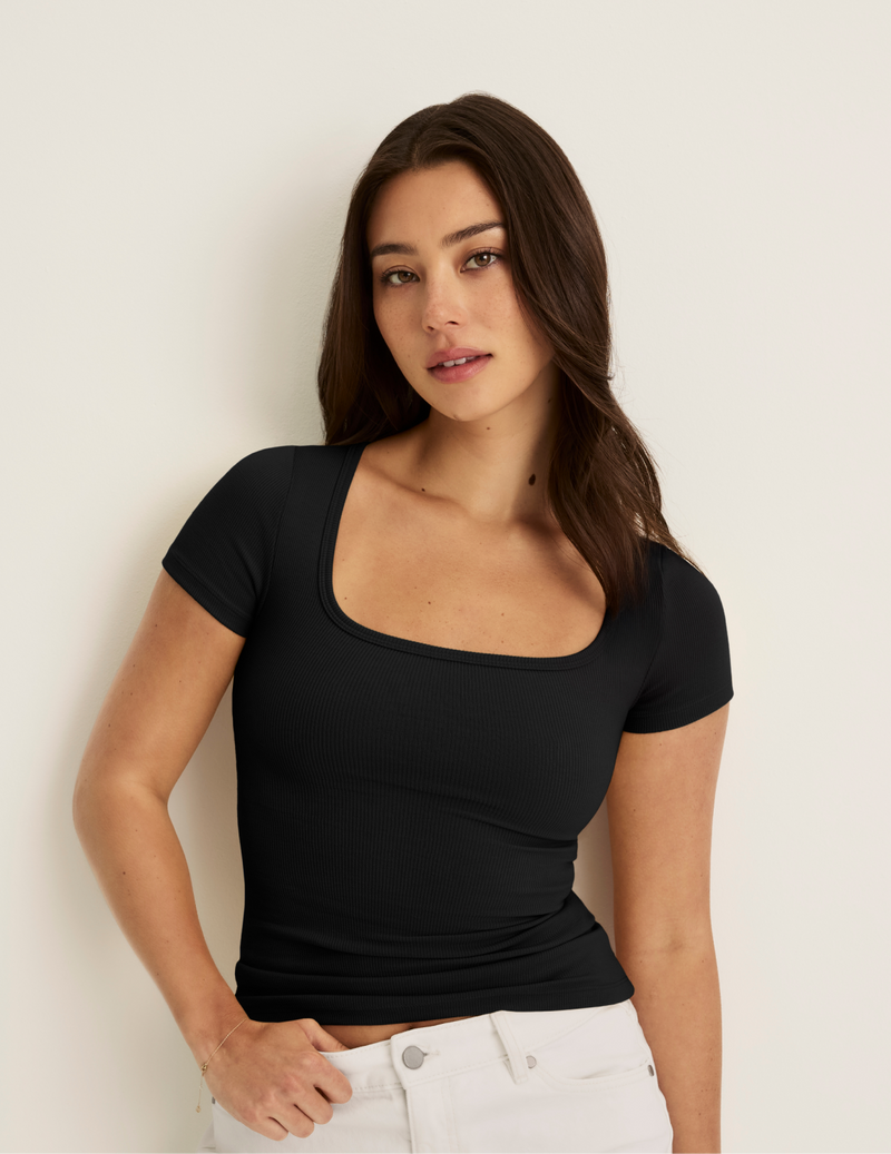Alexandra is wearing KNIX S | Black