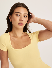 Alexandra is wearing KNIX S | Buttercup