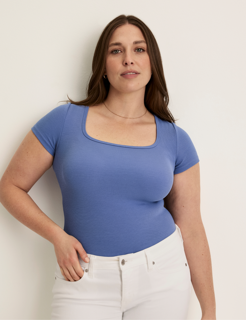 Beatrice is wearing KNIX XL | Periwinkle