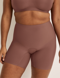 Adiya is wearing KNIX L | Sola