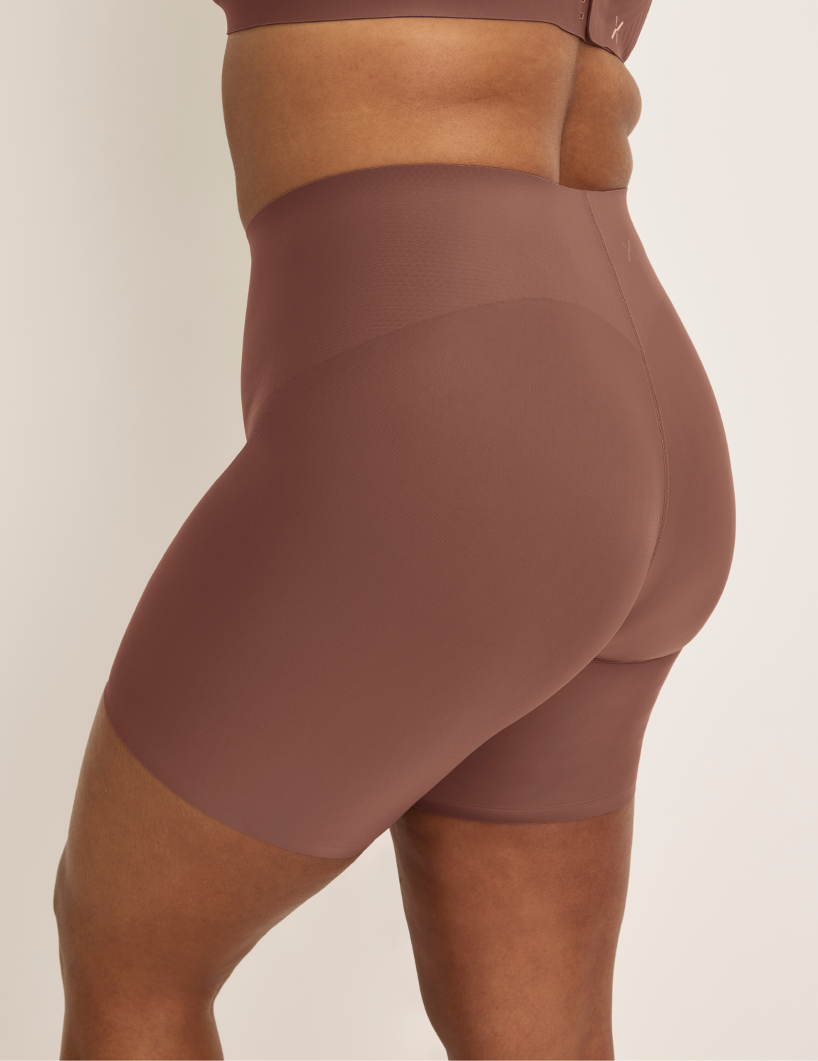 Adiya is wearing KNIX L | Sola