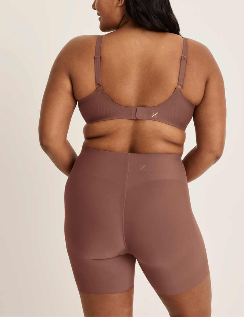 Adiya is wearing KNIX L | Sola