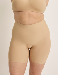 Beatrice is wearing KNIX XL | Warm Sand