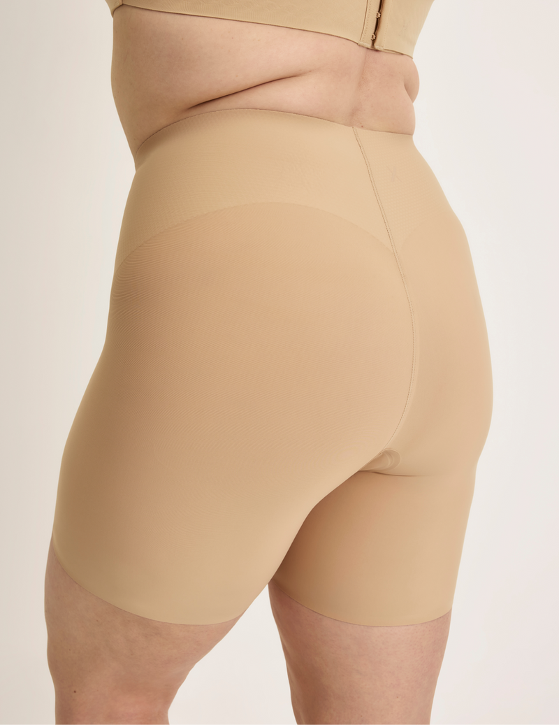 Beatrice is wearing KNIX XL | Warm Sand