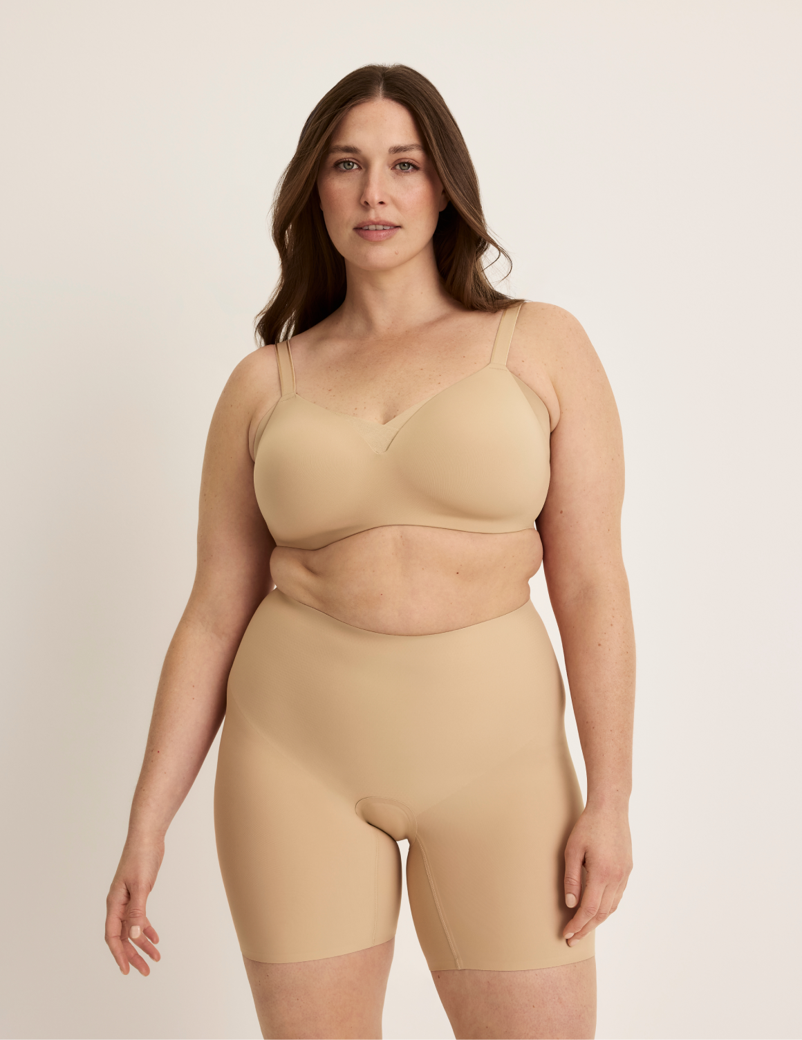 Beatrice is wearing KNIX XL | Warm Sand