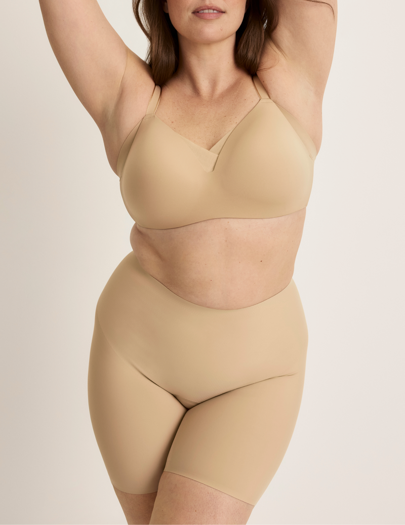 Beatrice is wearing KNIX XL | Warm Sand